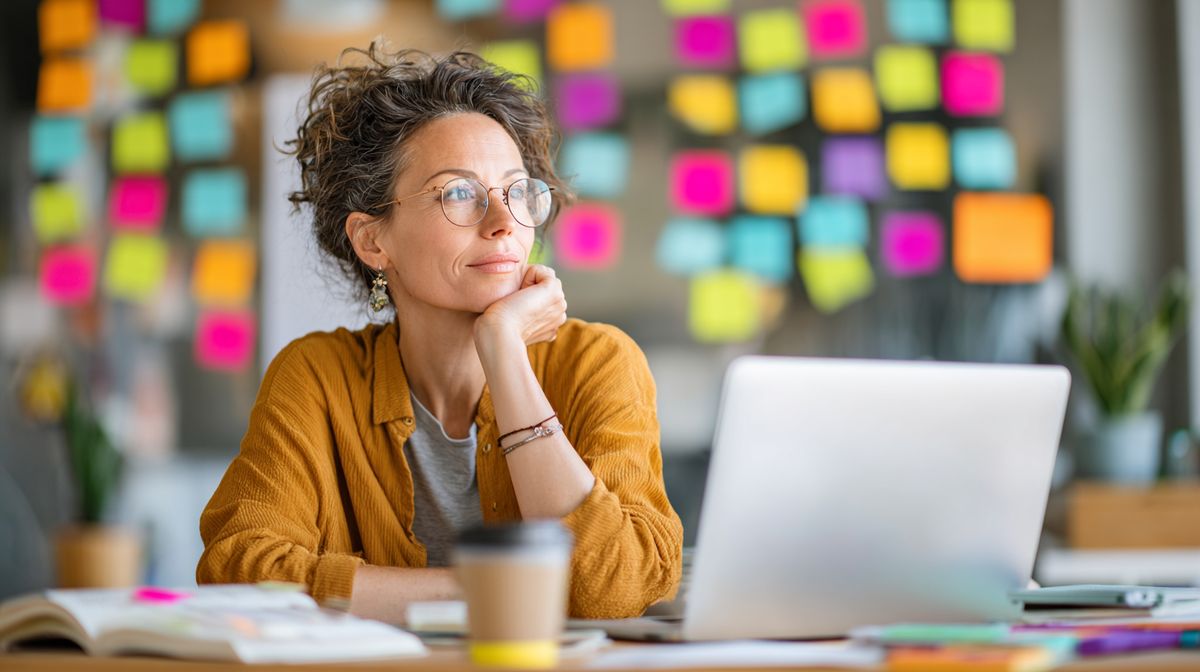 Coach plant content strategie op laptop met kalender en notities