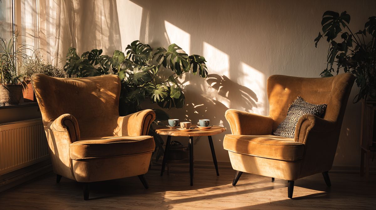 Warme coachingsruimte met twee stoelen — vertrouwen opbouwen als coach