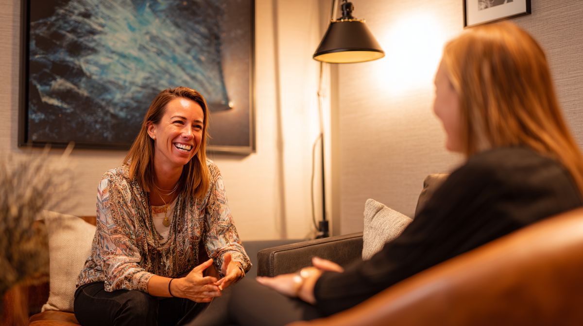 Coach in gesprek met ideale klant in een ontspannen setting