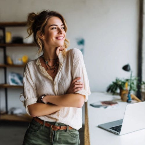 Blije succesvolle coach aan het werk