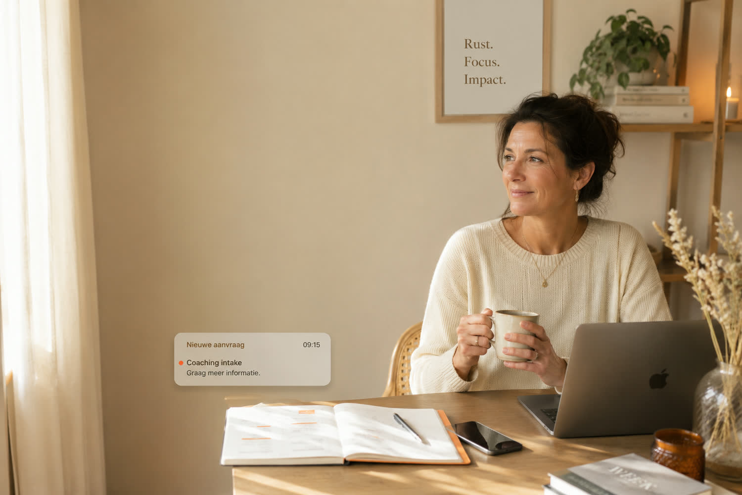 Coach met koffie kijkt tevreden uit het raam terwijl een nieuwe coaching-aanvraag binnenkomt